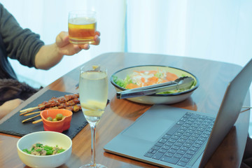 インターネットを使ったオンライン飲み会