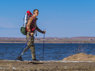 Side view of hiker with artificial leg.