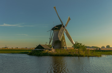Naklejka premium Mill during golden hour at Kinderdijk