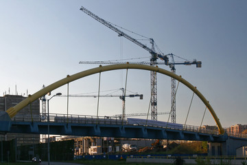 Kładka przez ruchliwą arterię w centrum miasta © Miroslaw