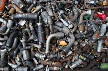 廃棄された高圧ホースのバルブ