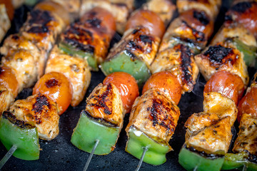 brochettes de poulet en train de cuire
