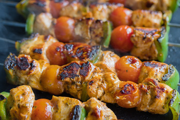 brochettes de poulet en train de cuire