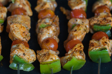 brochettes de poulet en train de cuire