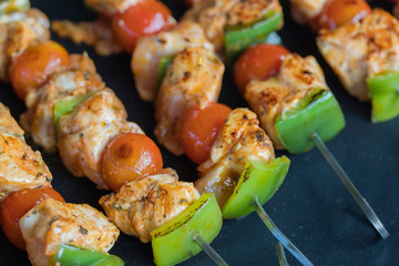 brochettes de poulet en train de cuire