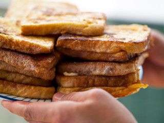 servieren einen Turm  französischer Toast