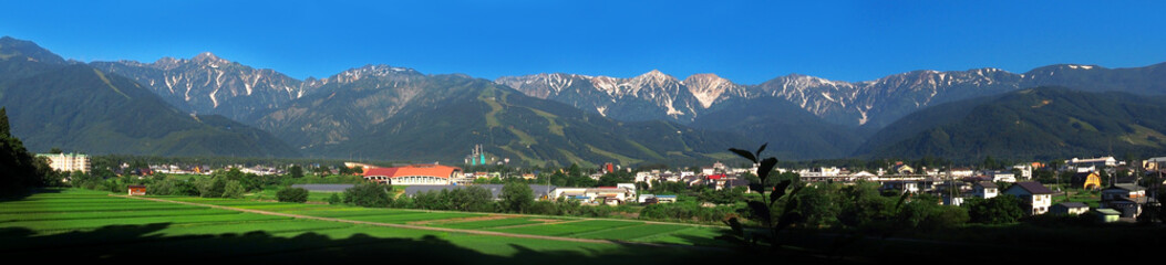 北アルプス山脈を背景にした村(白馬村)