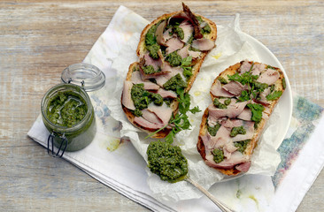sanduíche, molho verde, pão, carne de peru, azeite, mesa,