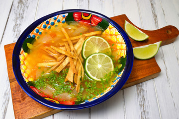伝統的なメキシコのスープ　ソパ・デ・リマ　コピースペースあり　Traditional Mexican Soup Sopa de Lima ( Mexican Lime Soup) with copy space