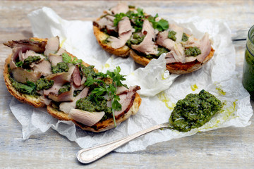 sanduíche, molho verde, pão, carne de peru, azeite, mesa,