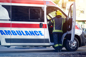 Naklejka premium Teamwork firefighters and ambulance team. Successfully completed work .