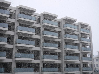 Large apartment of the snow ～雪が降っている日。背景はマンション