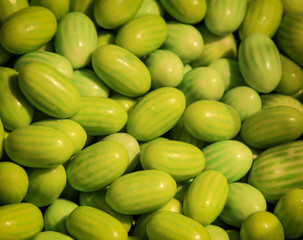 Viele Kaubonbons die geformt und gefärbt sind wie Melonen.