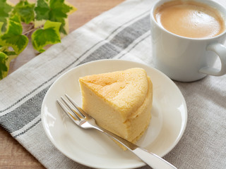 チーズスフレケーキとコーヒー