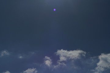 UFO oder Kometen ähnlicher Lichtschein als Flare in einem Objektiv