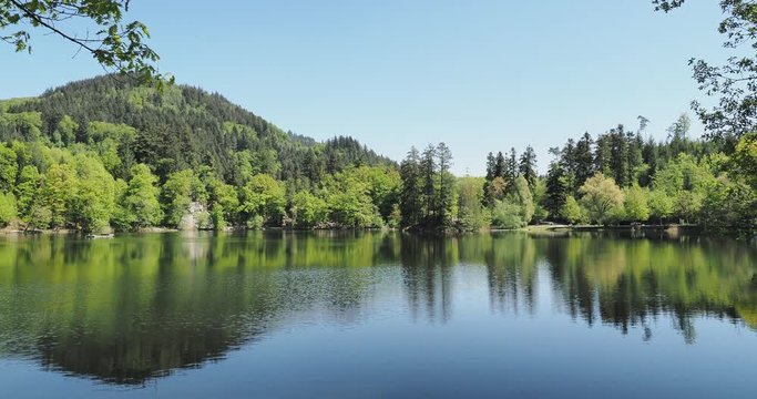 Der Bergsee oder Schwarze See genannt mit Blick auf den Gipfel R&ouml;thekopf unter einem fr&uuml;hlingsblauen Himmel in S&uuml;dschwarzwald