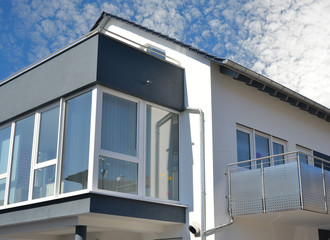 Vorgebaute hängende Wintergarten-Balkon-Kombination (Dachterrasse) mit dreiseitiger Verglasung an...