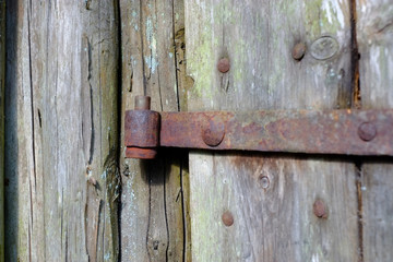 Rostiges Türschanier an einer alten Hütte