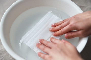 マスクを洗う女性