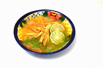 伝統的なメキシコのスープ　ソパ・デ・リマ　白背景　コピースペースあり　Traditional Mexican Soup Sopa de Lima ( Mexican Lime Soup) on white background  with copy space