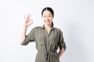 OKのサインを作る女性