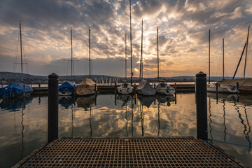 Boote im Sonnenaufgang