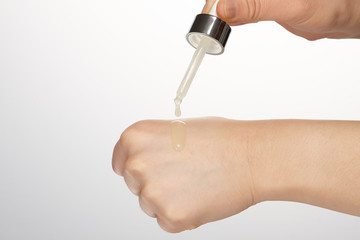 Test the texture after dropping serum on the arm with a cosmetics dropping pipette.