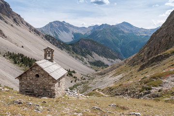 Fototapeta na wymiar Panorama de montagne à Névache, avec petite chapelle