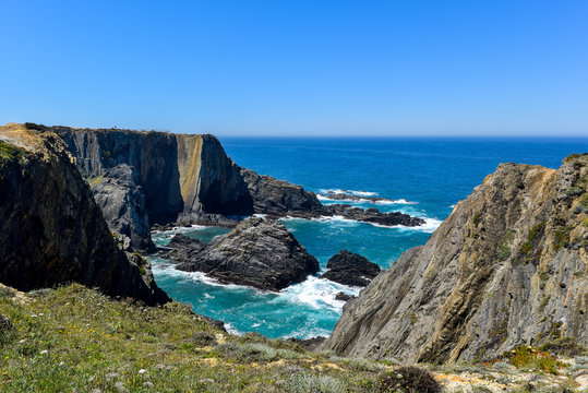Portugal, Beja, Farol Cabo Sard&atilde;o, Cabo Sardao - Ein beeindruckender Steilk&uuml;stenabschnitt mit nistenden St&ouml;rchen auf den Klippen. Drum herum ist alles bunt bewachsen mit wilden Blumen.