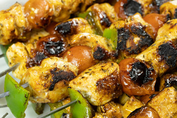 brochettes de poulet grillés dans un plat