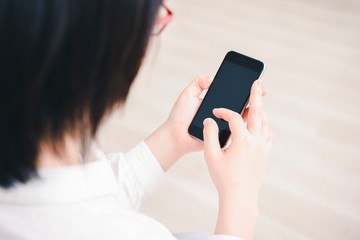 スマホを使う女性