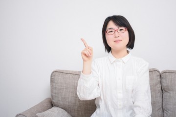 ポイントを指し示す女性