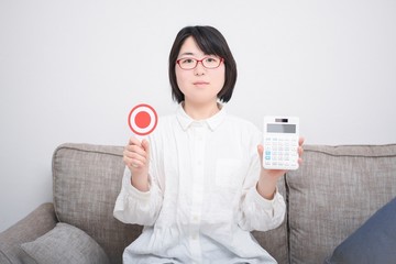 OKのプレートを持つ女性
