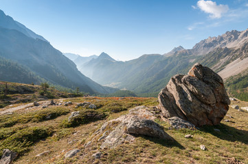 Fototapeta na wymiar Panorama de la Vallée Étroite, dans les Alpes, avec rocher au premier plan