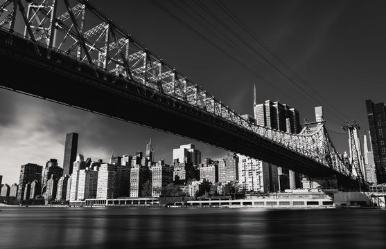 Fototapeta city bridge skyline black white buildings cityscape manhattan new-york architecture skyscraper sky downtown aquatic roosevel island impressions
