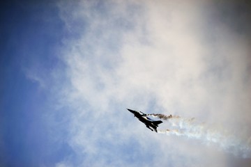 F-16 USAF in acrobazia aerea con fumogeno controluce