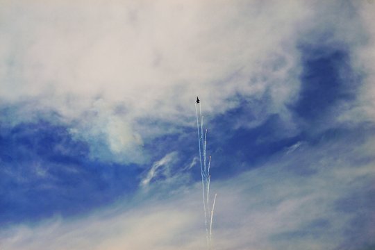F-16 USAF in acrobazia aerea verso alto