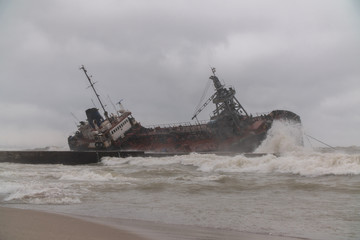 The ship received a hole in the hull and sank near the shore during a storm