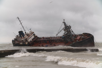 The ship received a hole in the hull and sank near the shore during a storm