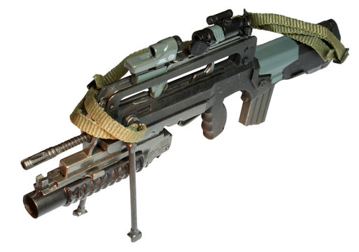 Metralhadora de brinquedo em miniatura com lan&ccedil;ador de granadas. Arma em escala de action figure isolada em fundo branco no est&uacute;dio.