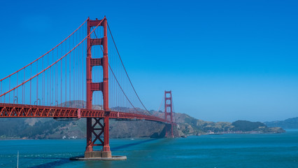 Fototapeta na wymiar das leuchtend rote Wahrzeichen ist die Golden Gate Brücke von San Francisco