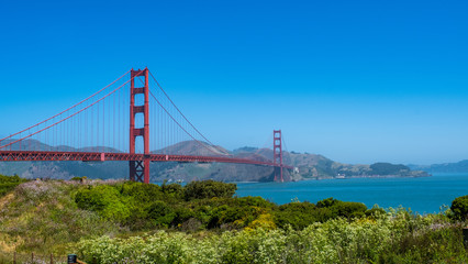 Fototapeta na wymiar die wunderschöne Hängebrücke von San Francisco bei Sonnenschein