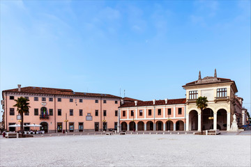 Piazza Grande di Palmanova, città fortezza patrimonio dell'unesco. Palazzo municipale e loggia dei...