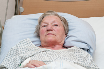 Alte Frau im Krankenbett