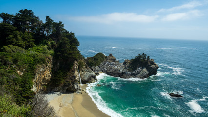 wunderschöner Wasserfall direkt am Meer in Kalifornien