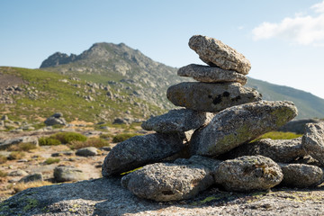 Hito de piedras señalizando una ruta en el Parque Regional de la Sierra de Gredos.