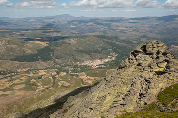 Fototapeta na wymiar La Picota de Serranillos en primer término y al fondo en el valle la localidad abulense de Serranillos.
