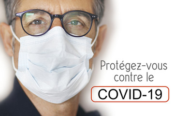 Un homme se protège avec un masque contre le COVID-19, docteur, médecin avec un masque chirurgical