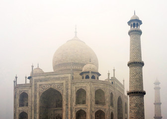 Fototapeta premium A foggy day at Taj Mahal, Agra, India