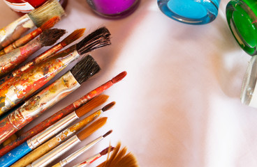Obraz premium Paintbrush placed on a white cloth, Art Education, Learning to the 21st century, Stem studies